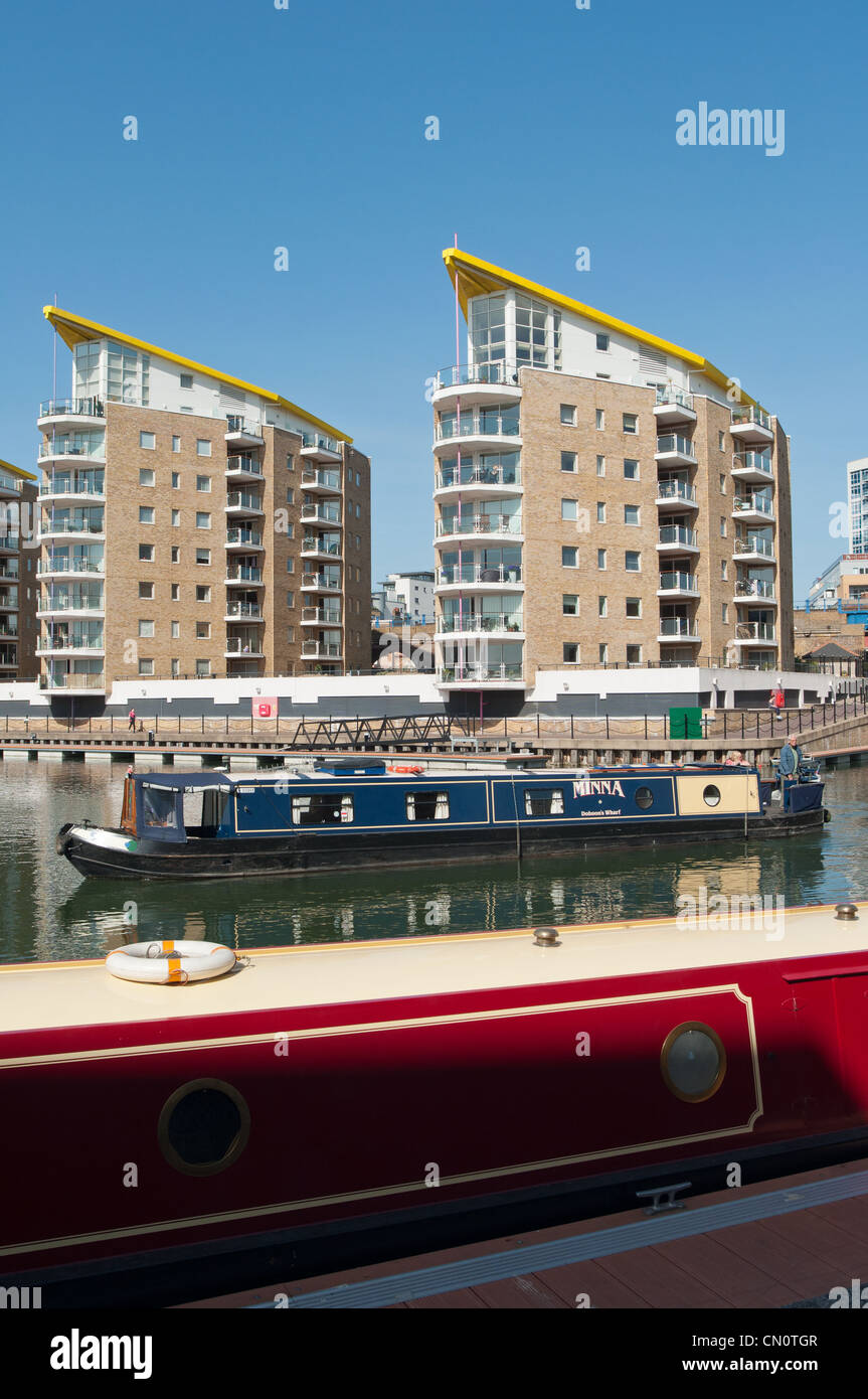 Le chiatte di fronte moderni appartamenti sul bacino Limehouse, Tower Hamlets, Londra, Inghilterra. Foto Stock