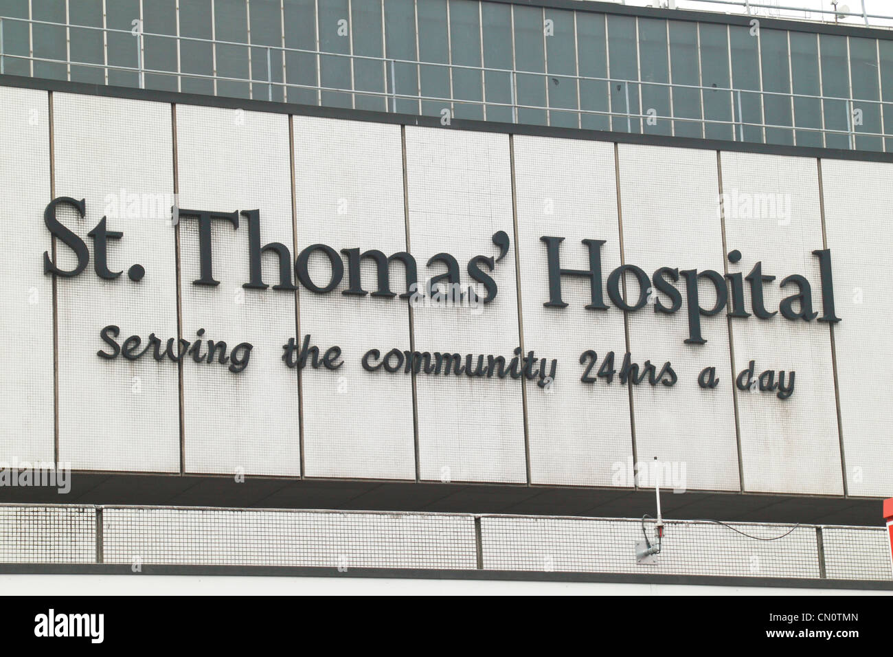 Segno al di fuori di san Tommaso' Hospital, parte del ragazzo e St Thomas' NHS Foundation Trust nella zona centrale di Londra, Regno Unito. Foto Stock