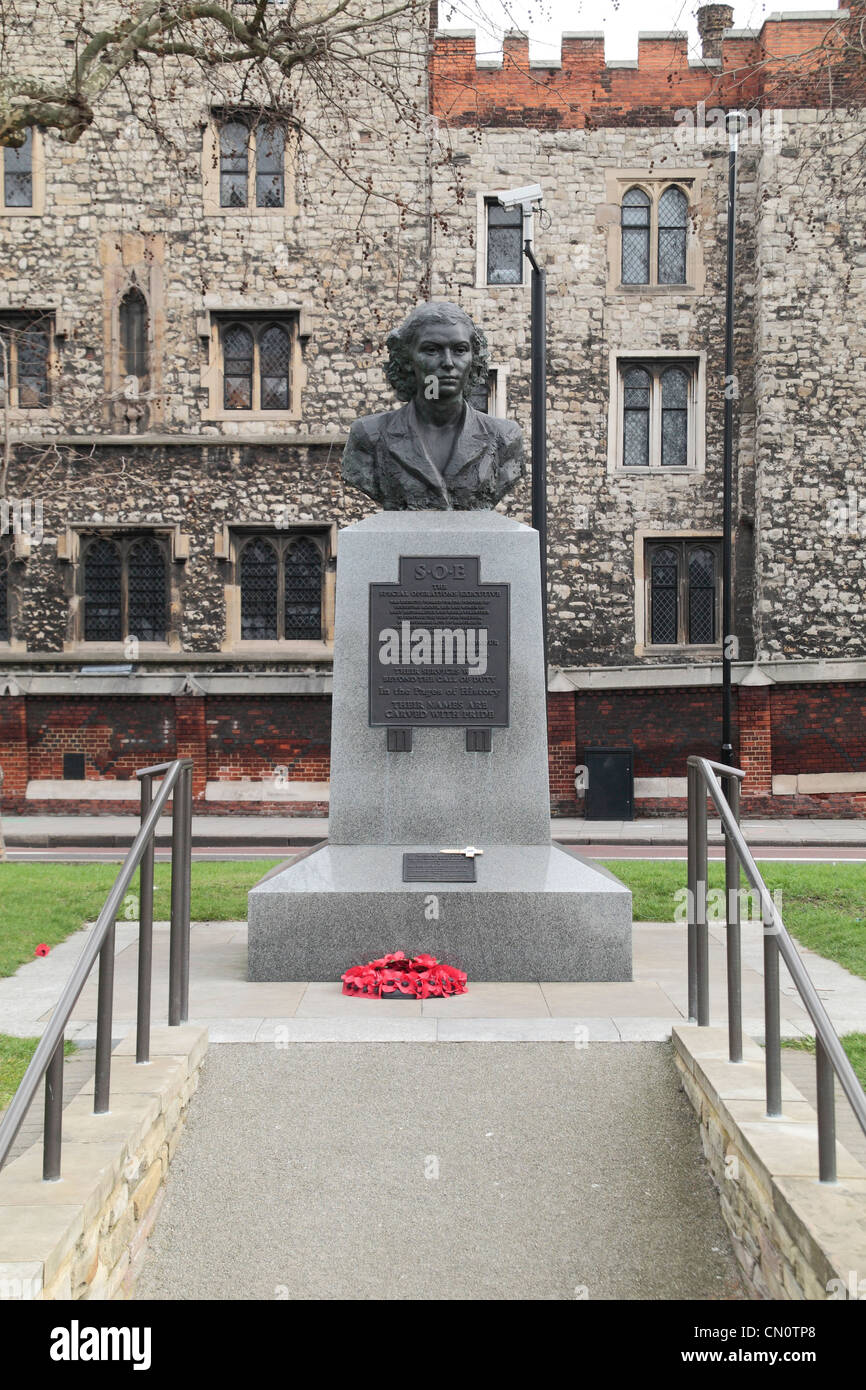 Scultura di violette Szabo sulla macchia francese di combattenti per la resistenza del Memoriale della Seconda Guerra Mondiale, Lambeth Palace Road, Londra, Regno Unito. Foto Stock