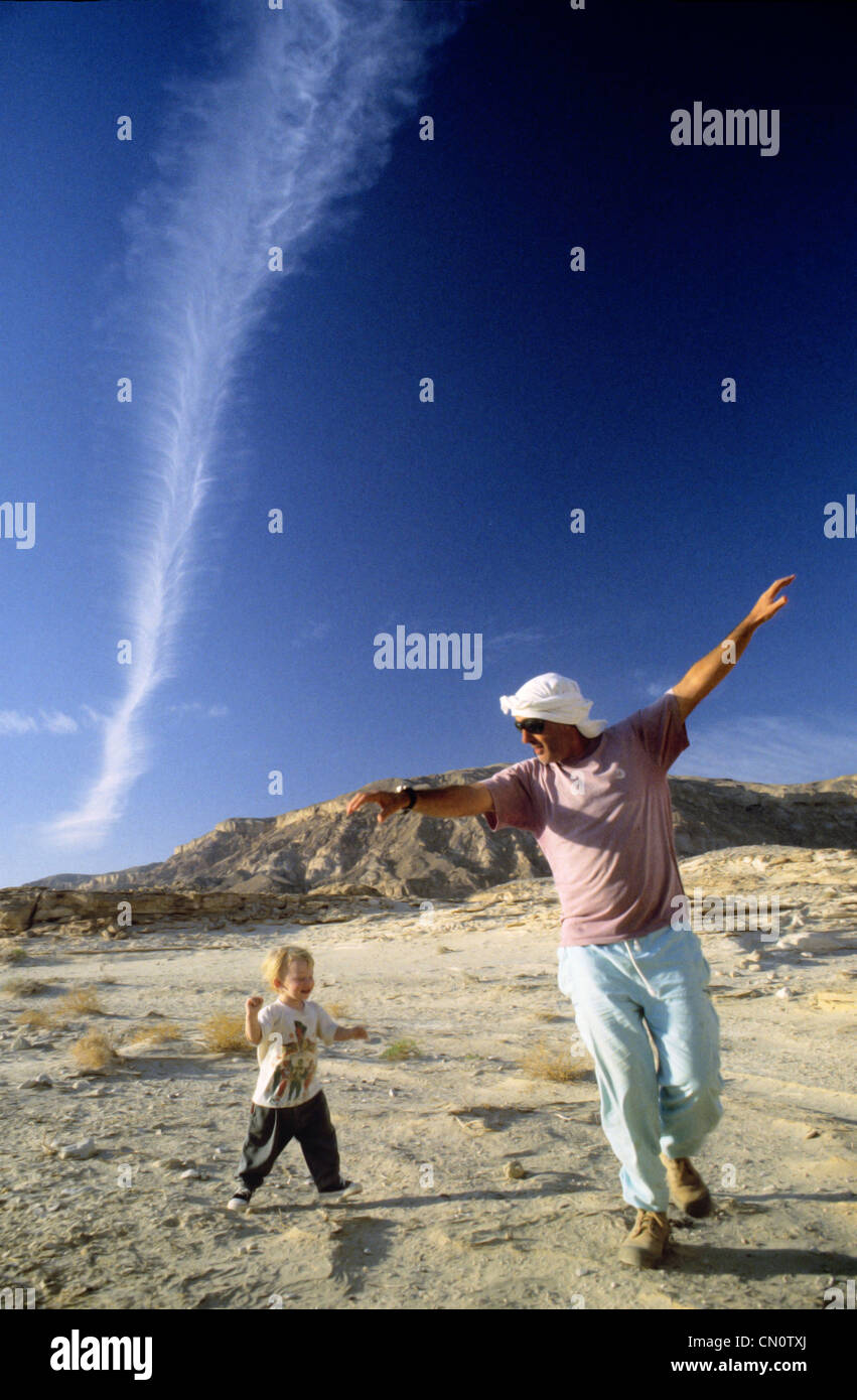 L'uomo gioca con il bambino nel paesaggio del deserto, modello di rilascio n/a Foto Stock