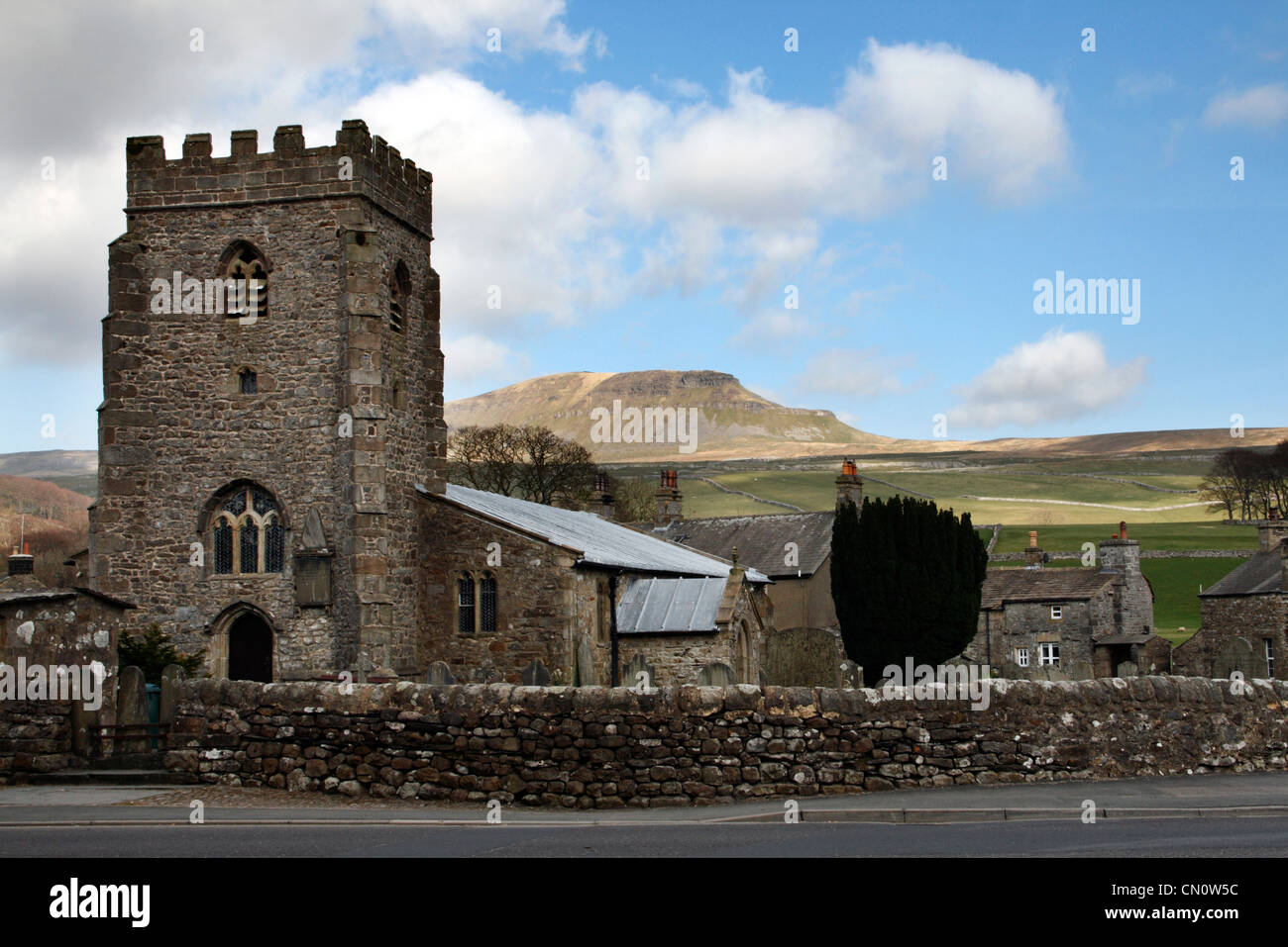 Horton in Ribblesdale village con uno dei "Tre Cime" Pen-y-Ghent in background Foto Stock