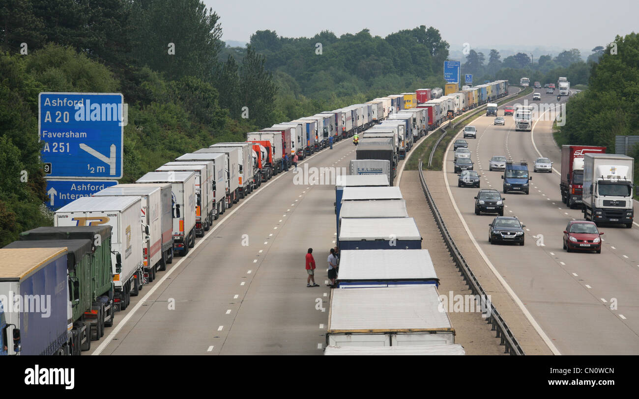 Autocarri queueing sulla M2 in Kent come parte dell'operazione "Stack' durante l'azione industriale in Francia Foto Stock