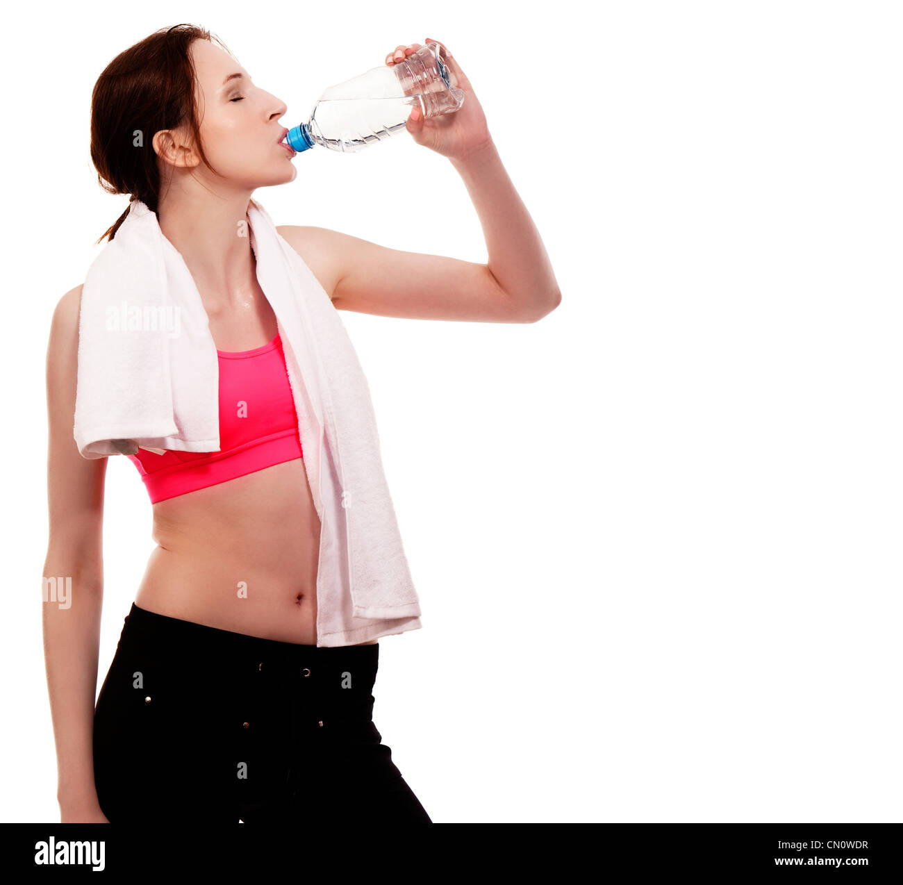 Giovane donna sportiva acqua potabile su sfondo bianco Foto Stock