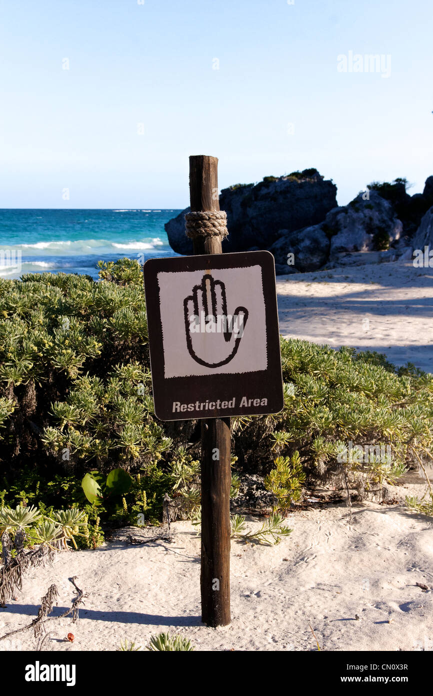 Segno di negare accesso a una splendida spiaggia caraibica (formato ritratto). Foto Stock