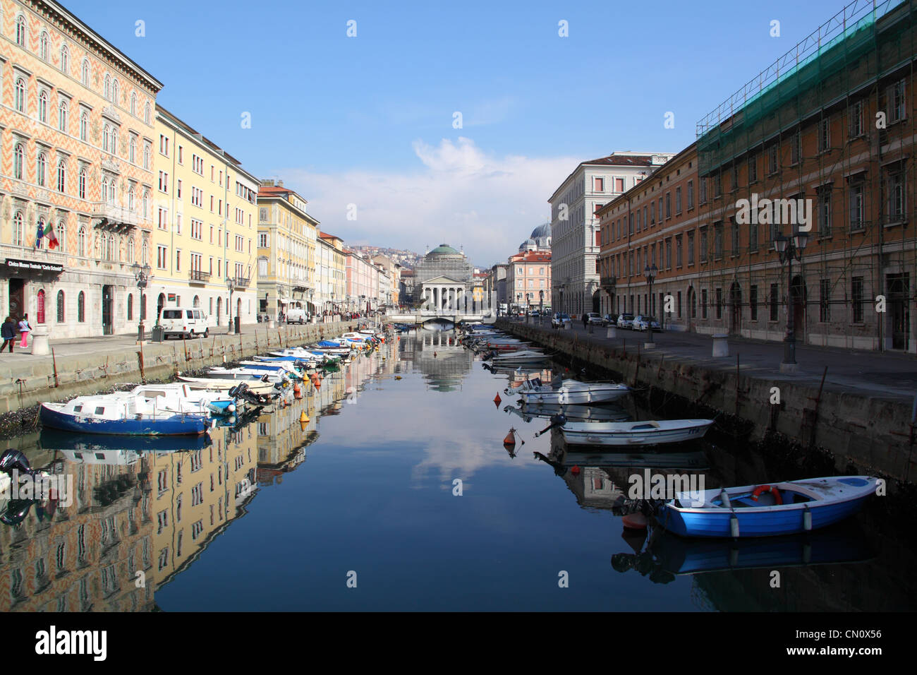Grand Canal con barche ormeggiate, Trieste Italia Foto Stock