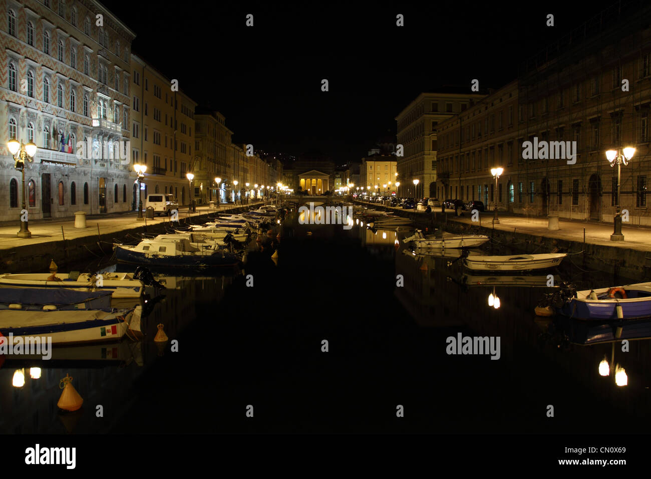 Canal Grande di notte con le barche ormeggiate, Trieste Italia Foto Stock