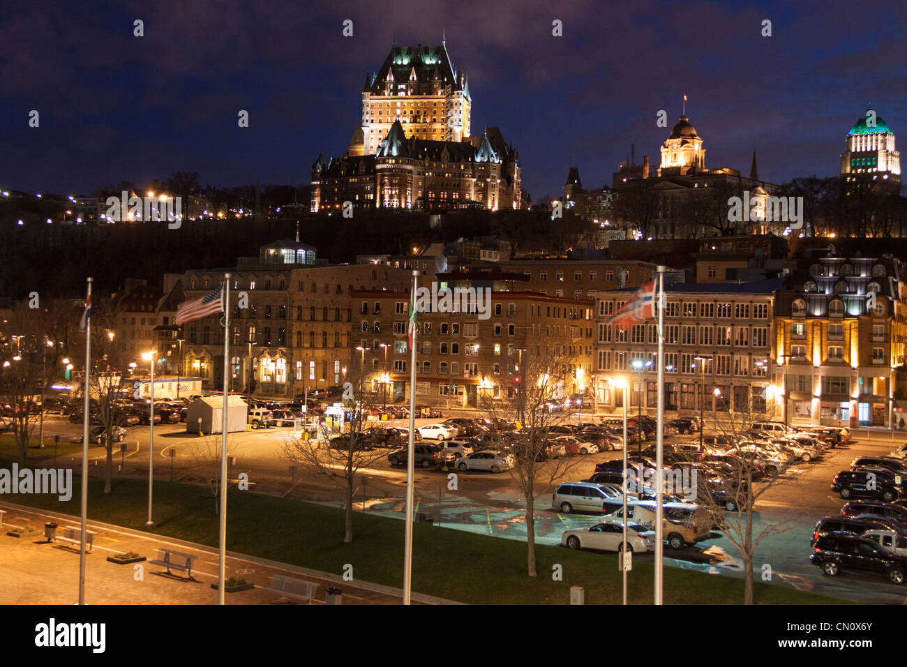 Vista notturna di Fairmont Frontenac Hotel e le estremità superiore e inferiore di Quebec City, Quebec, Canada, dal dock navi da crociera. Foto Stock