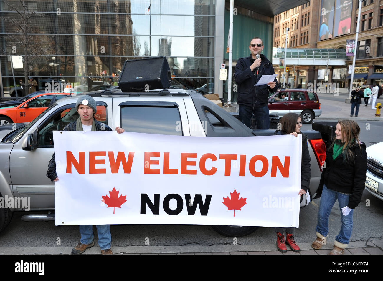 I dimostranti si sono riuniti a Toronto per protestare contro le elezioni frode commessa dai conservatori nelle ultime elezioni canadesi Foto Stock