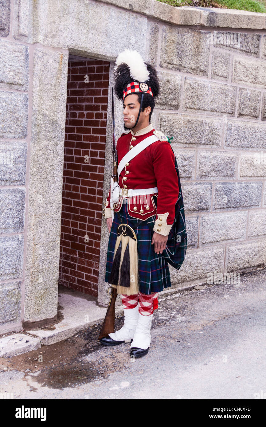 Guardia reale degli Highlanders del reggimento canadese reale in uniforme colorata al forte della Cittadella in Halifax, Nuova Scozia, Canada. Foto Stock