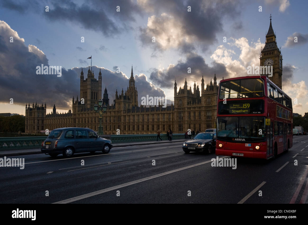 Double Decker bus e taxi ingrandisce in passato il Big Ben del Palazzo di Westminster a Londra, Inghilterra, il nov. 3, 2009. (Adrien Veczan) Foto Stock