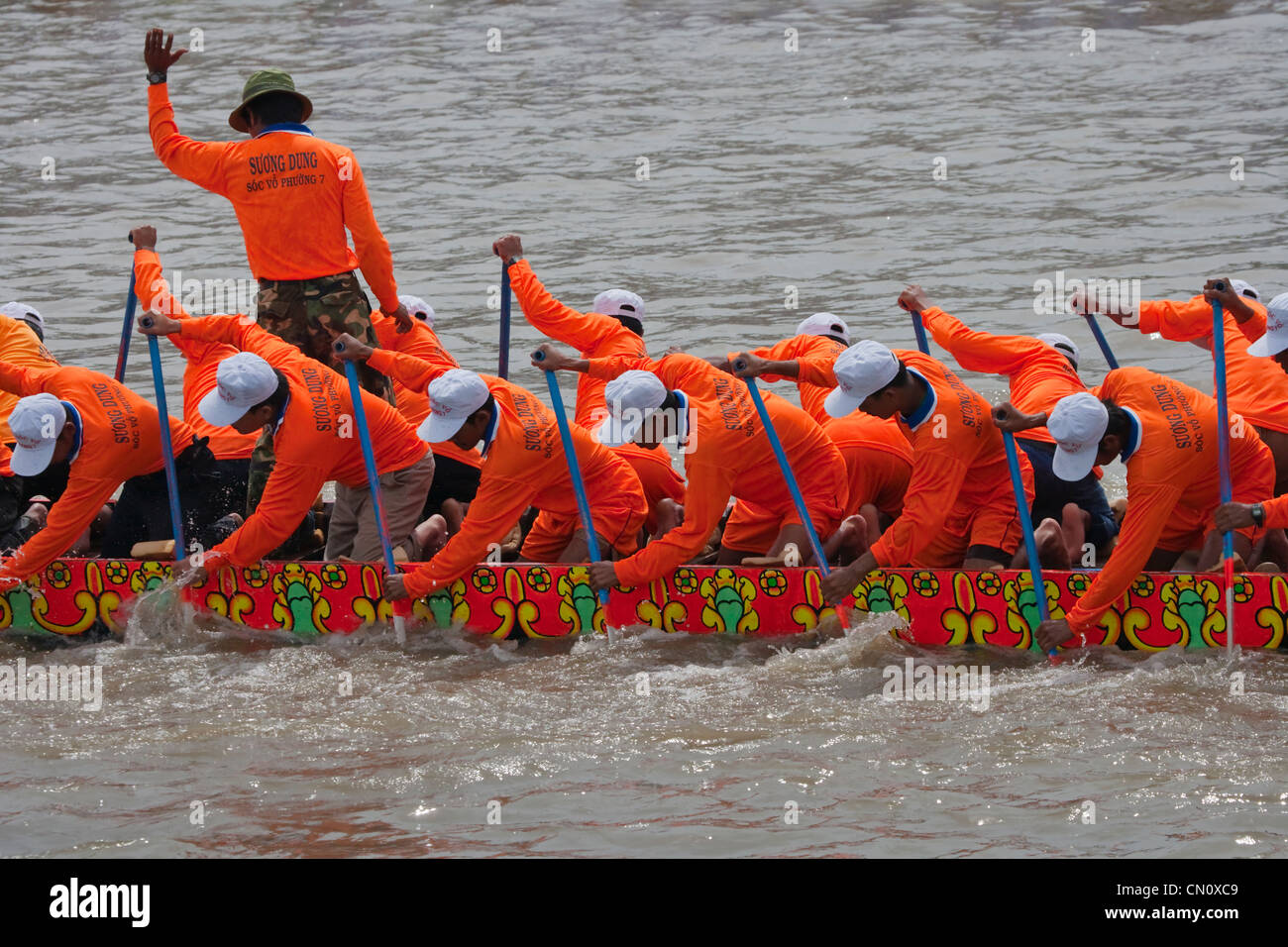 Ong Boat Race celebra il Khmer popolare di anno Nuovo festival, Ghe Festival delle ONG, sul fiume Mekong, Soc Trang, Vietnam Foto Stock