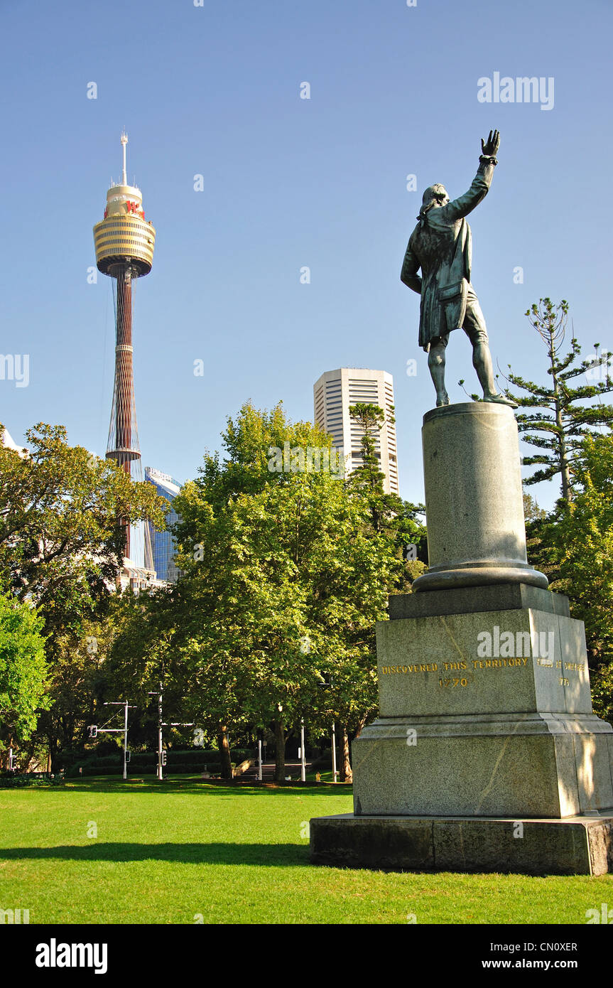 La Captain Cook statua con la Torre di Sydney in background, Hyde Park, Sydney, Nuovo Galles del Sud, Australia Foto Stock