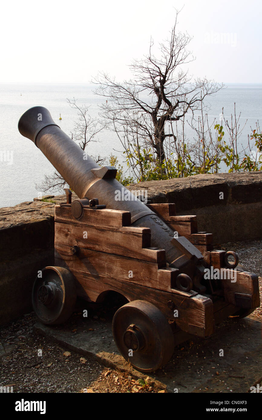 Il cannone posto in difesa contro il mare Foto Stock