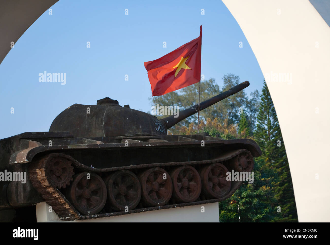 Serbatoio con bandiera nazionale, Buon Ma Thuot, Vietnam Foto Stock