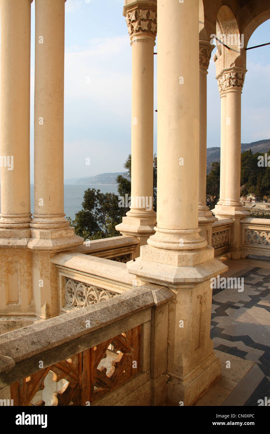 Le colonne del Castello di Miramare a Trieste Italia al tramonto Foto Stock