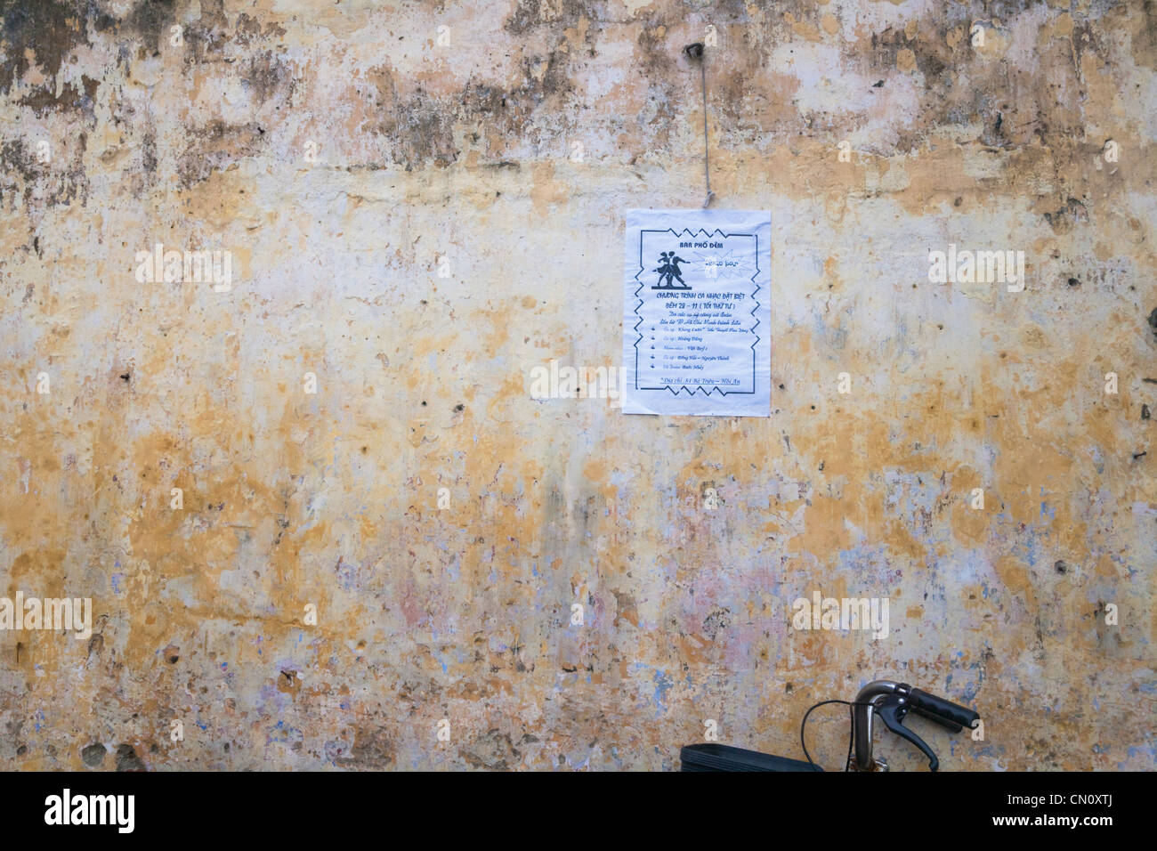 Poster su un vecchio muro in antica città di Hoi An, sito Patrimonio Mondiale dell'UNESCO, Hoi An, Vietnam Foto Stock