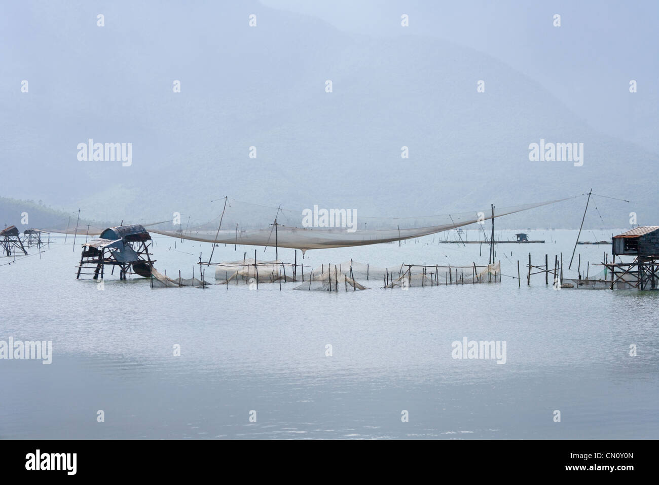 Rete da pesca sulla Cina spiaggia di Lang Co Bay, tonalità, Vietnam Foto Stock