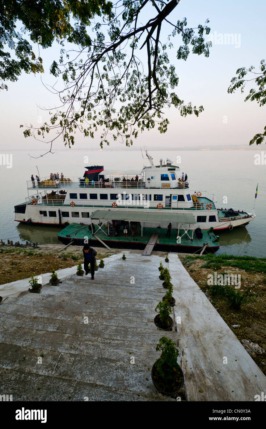 Alba traghetto in partenza Mandalay sul Fiume Ayeyarwady, Myanmar Foto Stock