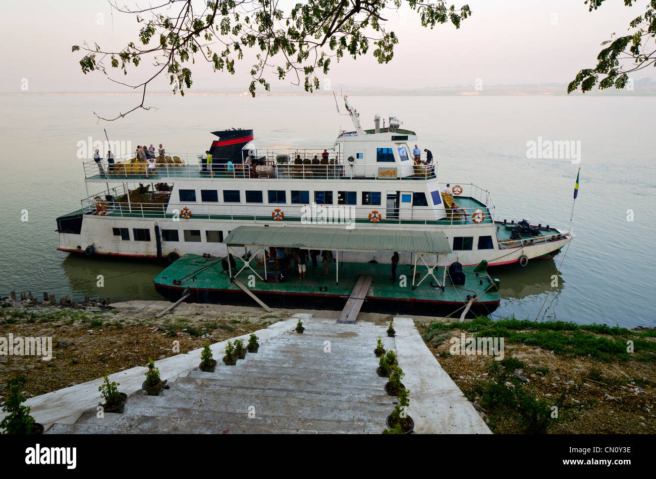 Alba traghetto in partenza Mandalay sul Fiume Ayeyarwady, Myanmar Foto Stock