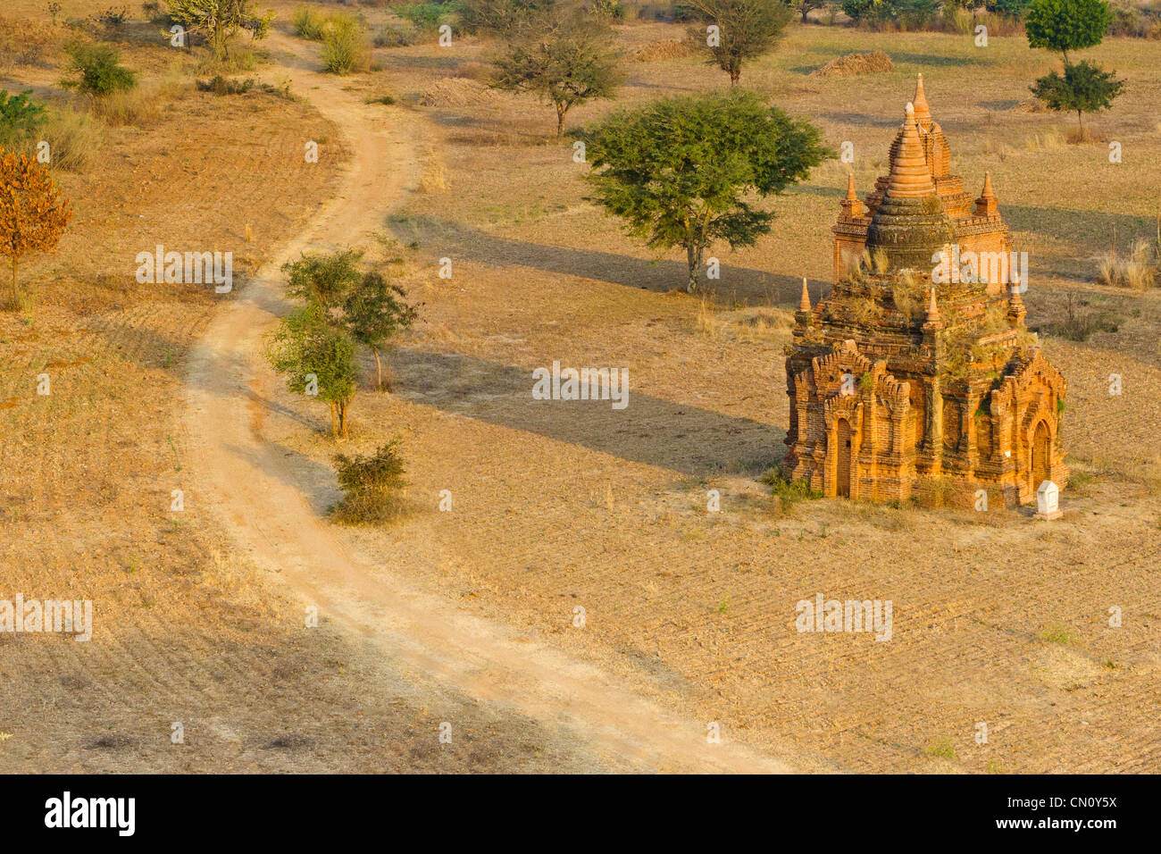 Percorso sterrato che conduce intorno al tempio, Bagan, Myanmar Foto Stock