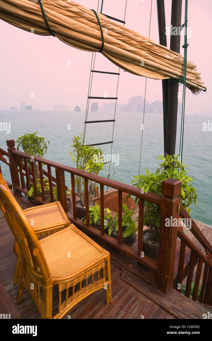Posta indesiderata e barca isole carsico nella baia di Halong, sito Patrimonio Mondiale dell'UNESCO, la baia di Ha Long, Vietnam Foto Stock