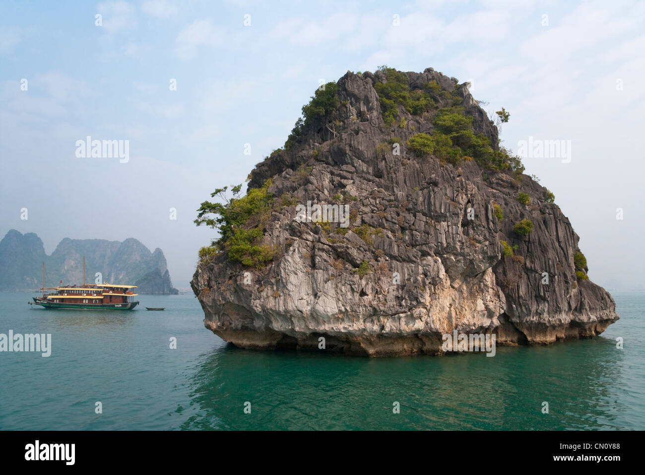Posta indesiderata e barca isole carsico nella baia di Halong, sito Patrimonio Mondiale dell'UNESCO, la baia di Ha Long, Vietnam Foto Stock