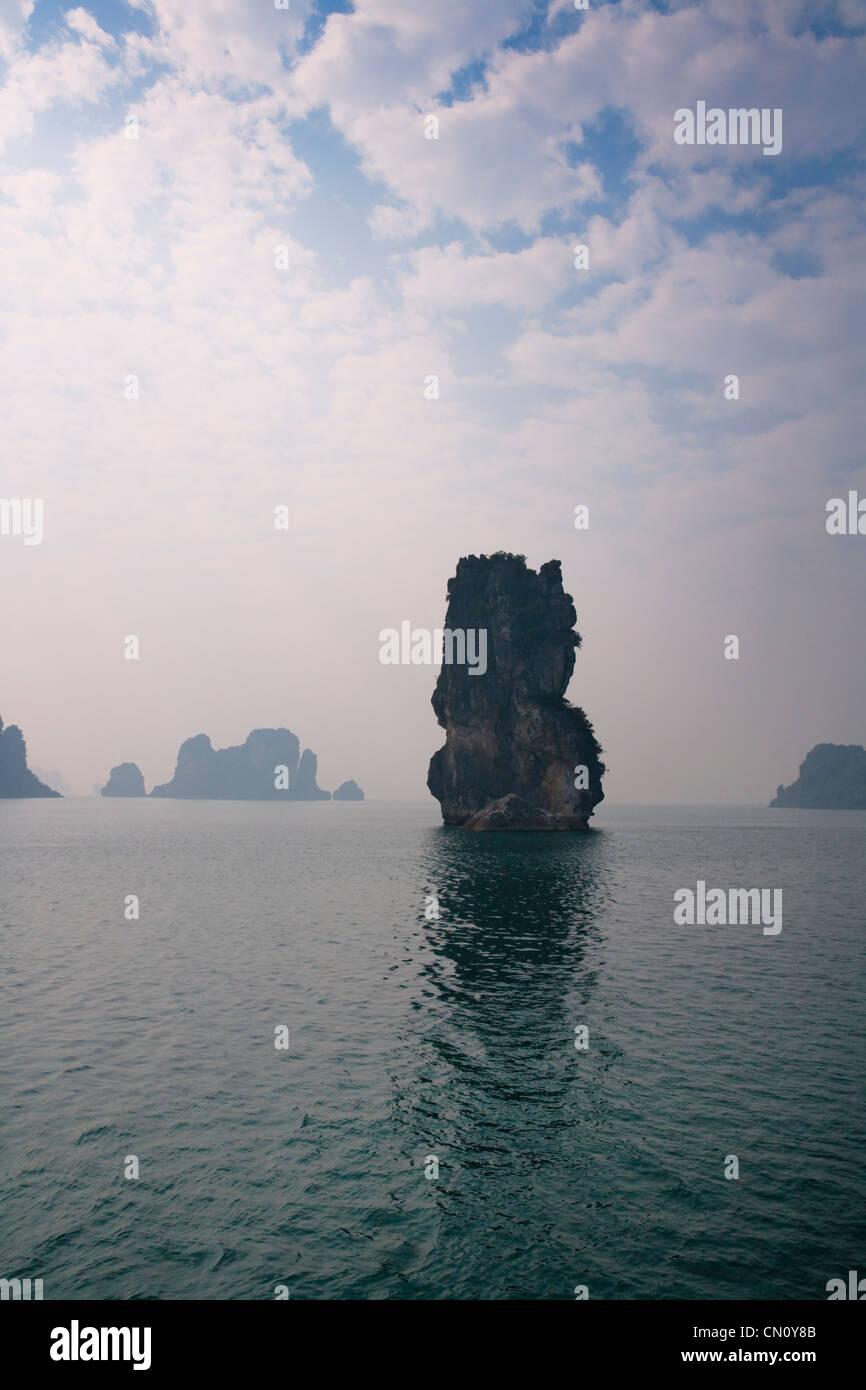 Isole del Carso in Halong Bay, sito Patrimonio Mondiale dell'UNESCO, la baia di Ha Long, Vietnam Foto Stock