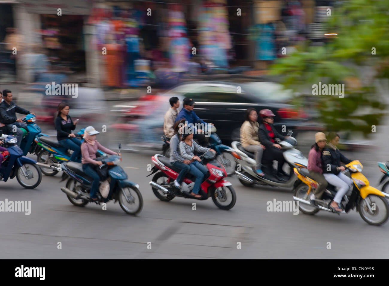 Le motociclette su strada, Hanoi, Vietnam Foto Stock