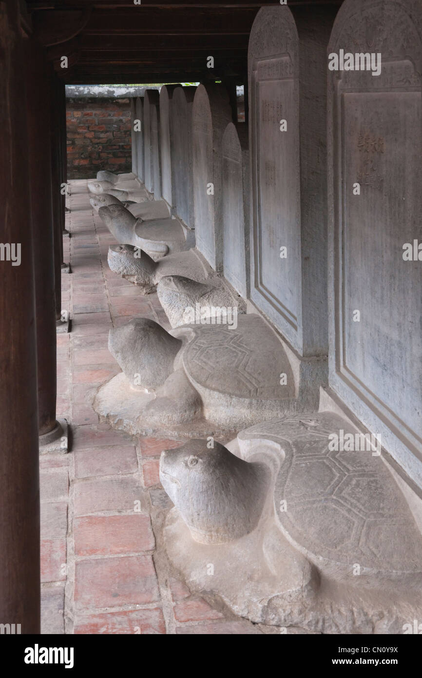Tavoletta di pietra nel Tempio della Letteratura, Hanoi, Vietnam Foto Stock