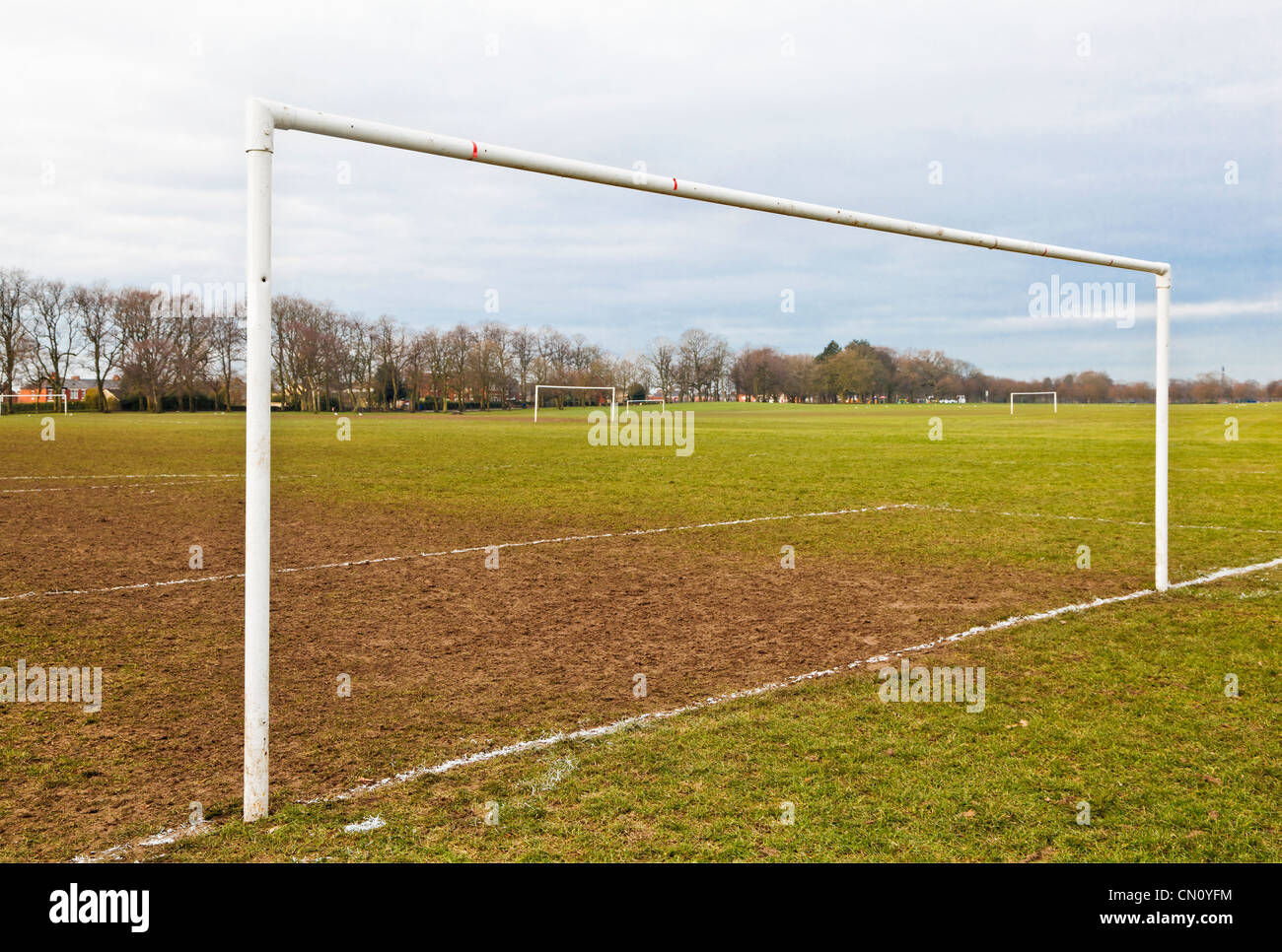 Vista Goalis di altre piazzole su una ricreazione comunale campo contrassegnato da fuori per il calcio, inglese footy Foto Stock