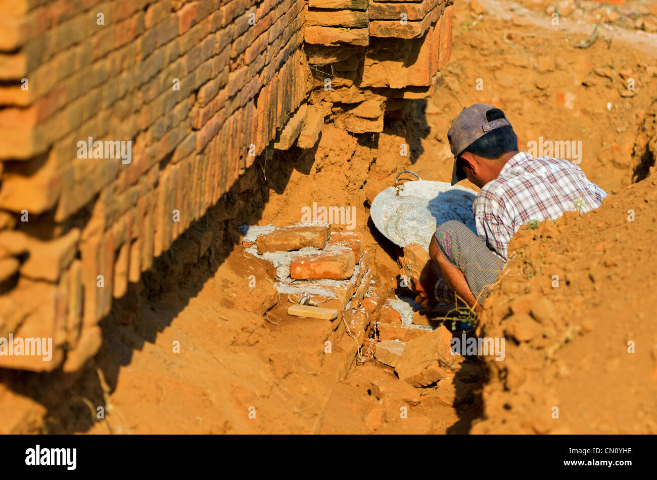 Lo strato di mattoni la riparazione di tempio, Bagan, Myanmar Foto Stock