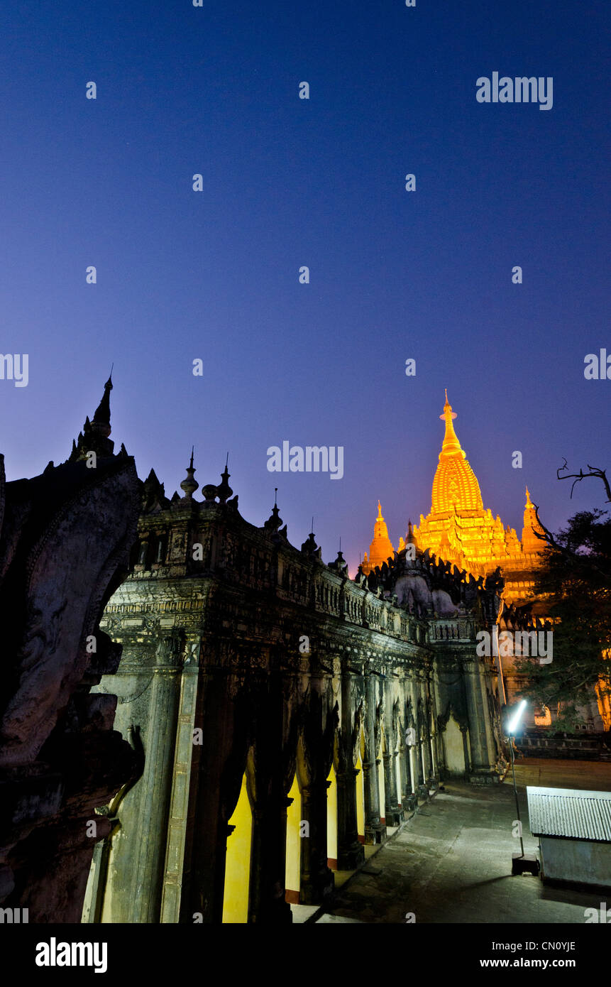 Ananda Pahto Stupa illuminati al crepuscolo, Bagan, Myanmar Foto Stock