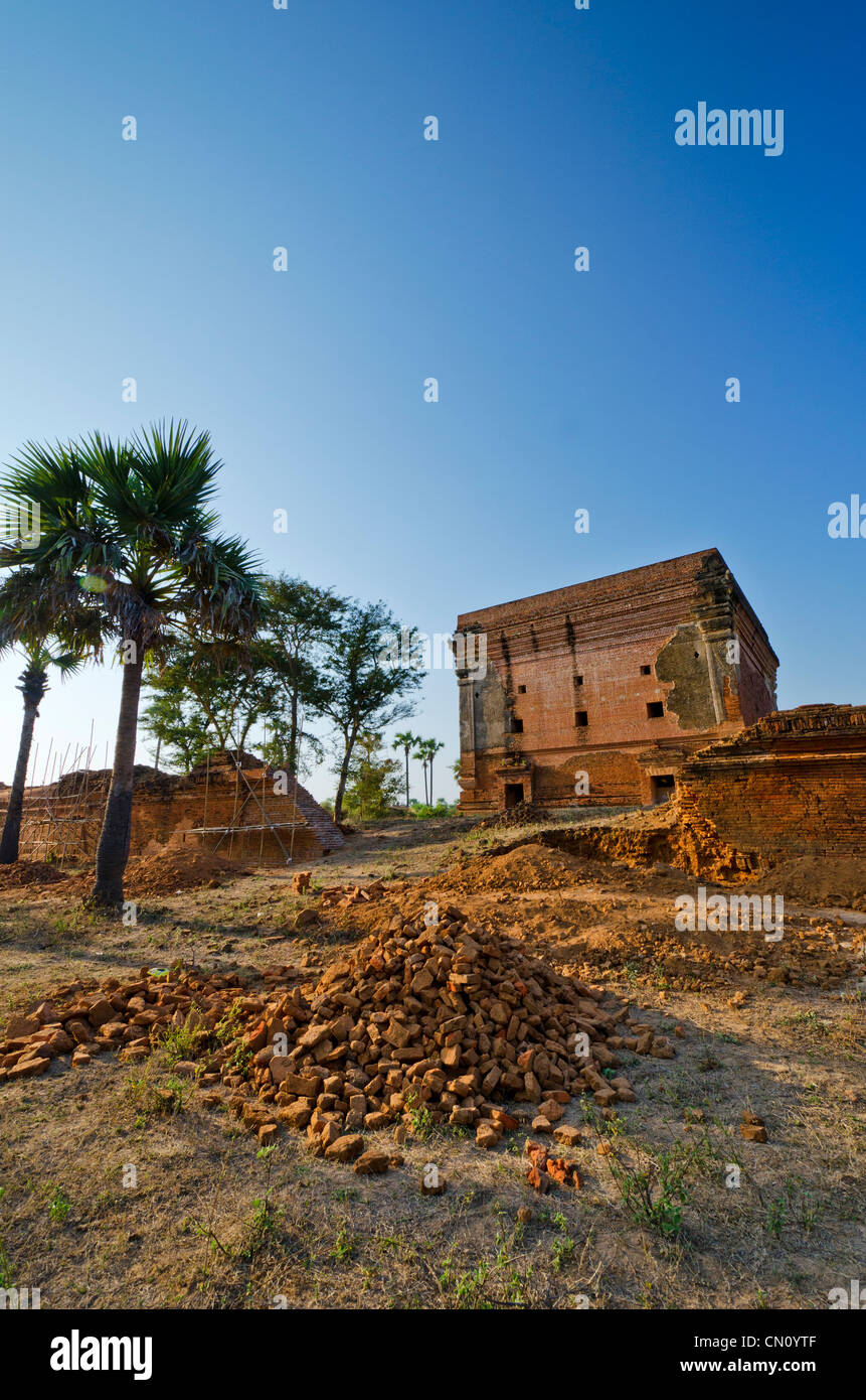 Templi in riparazione, Bagan, Myanmar Foto Stock