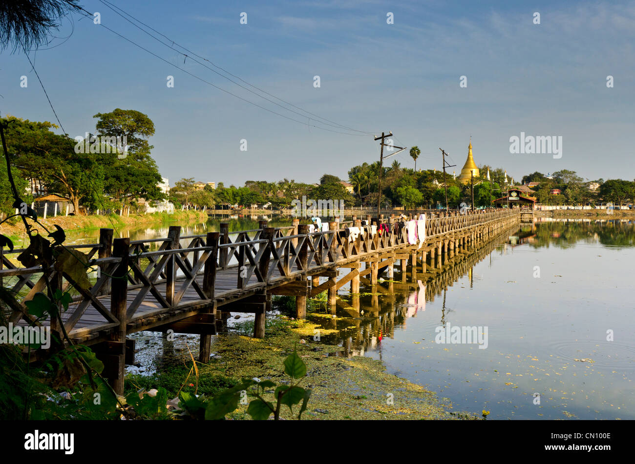 Ponte di teak di attraversamento che conduce a Chanthaya-Paya, , Mandalay, Myanmar Foto Stock
