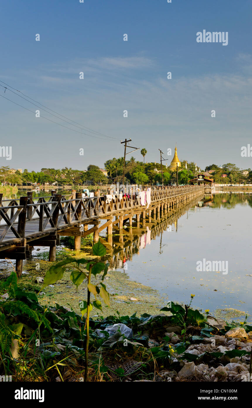 Ponte di teak di attraversamento che conduce a Chanthaya-Paya, , Mandalay, Myanmar Foto Stock