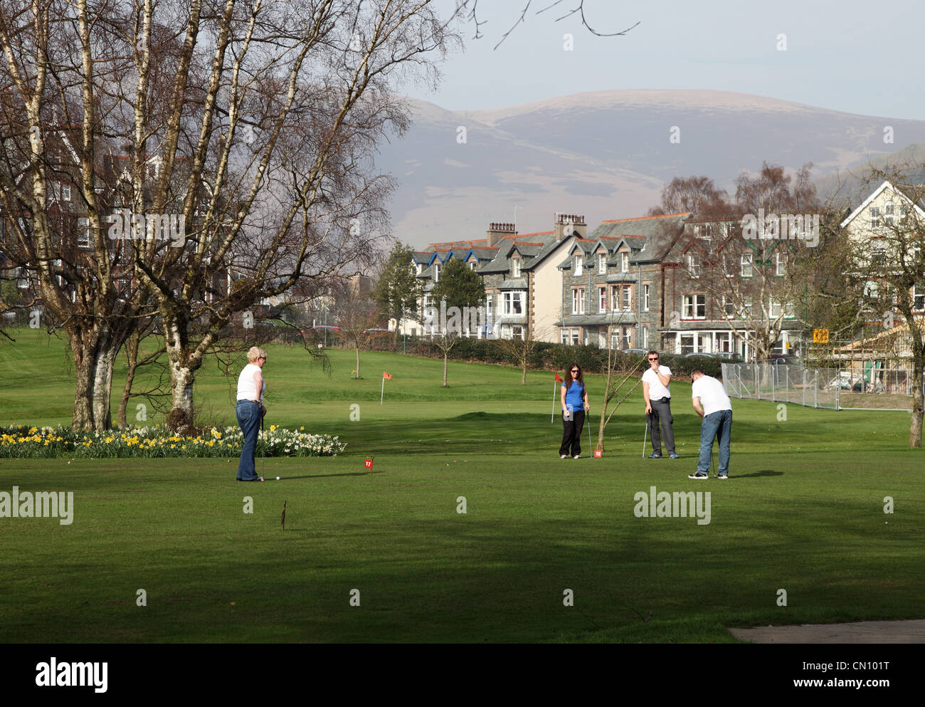 Le persone che giocano di pitch e putt a Keswick NW England Regno Unito Foto Stock