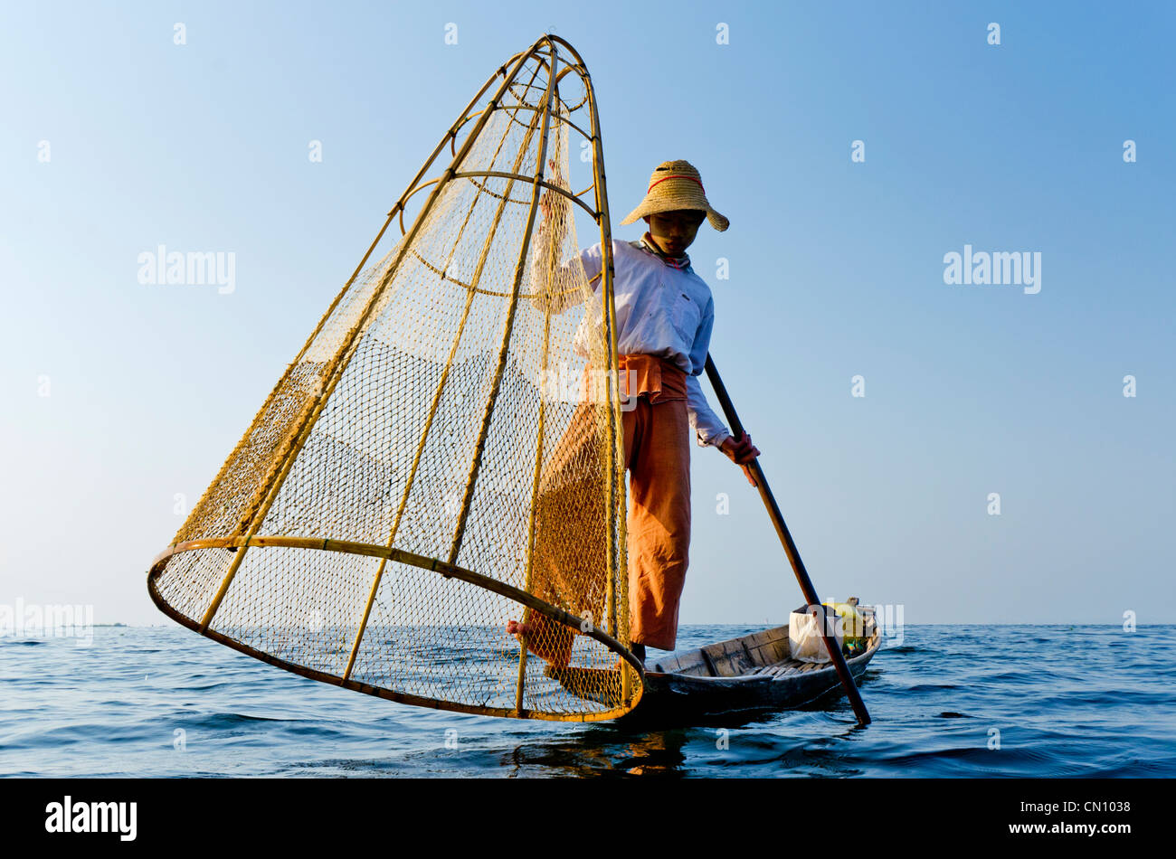 Bambù tradizionale pescatore, Lago Inle, Myanmar Foto Stock