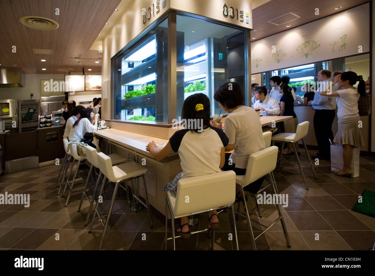 Il fast-food chain alla metropolitana ha nel suo ristorante di nuova apertura a Marunouchi un negozio di lattuga di impianto crescente. Foto Stock