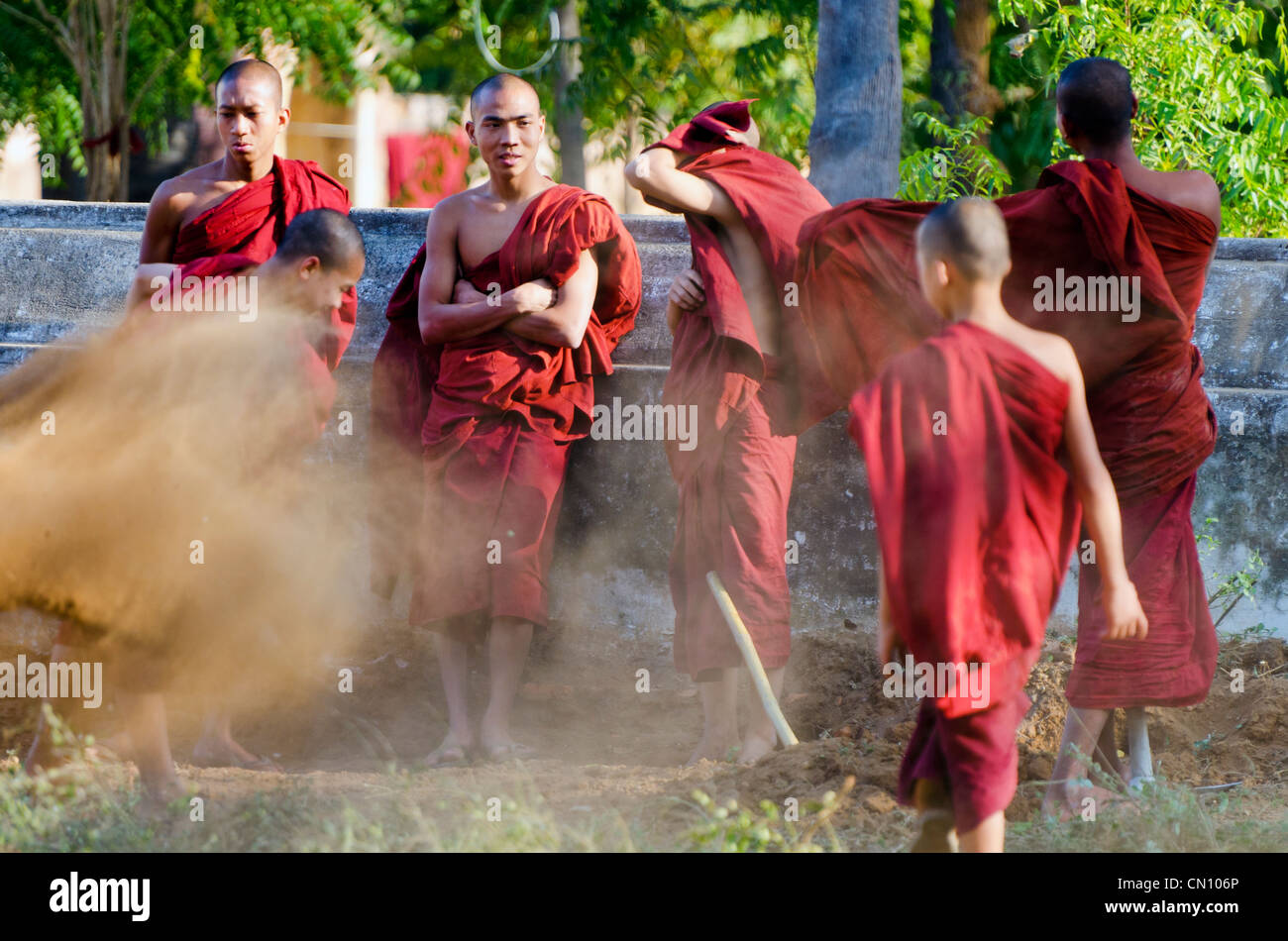 Un gruppo di giovani monaci cancellazione di massa intorno al tempio, Bagan, Myanmar Foto Stock