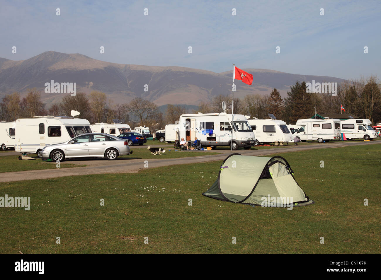 Camping e caravan club sito a con tenda e camper e roulotte Keswick NW England Regno Unito Foto Stock