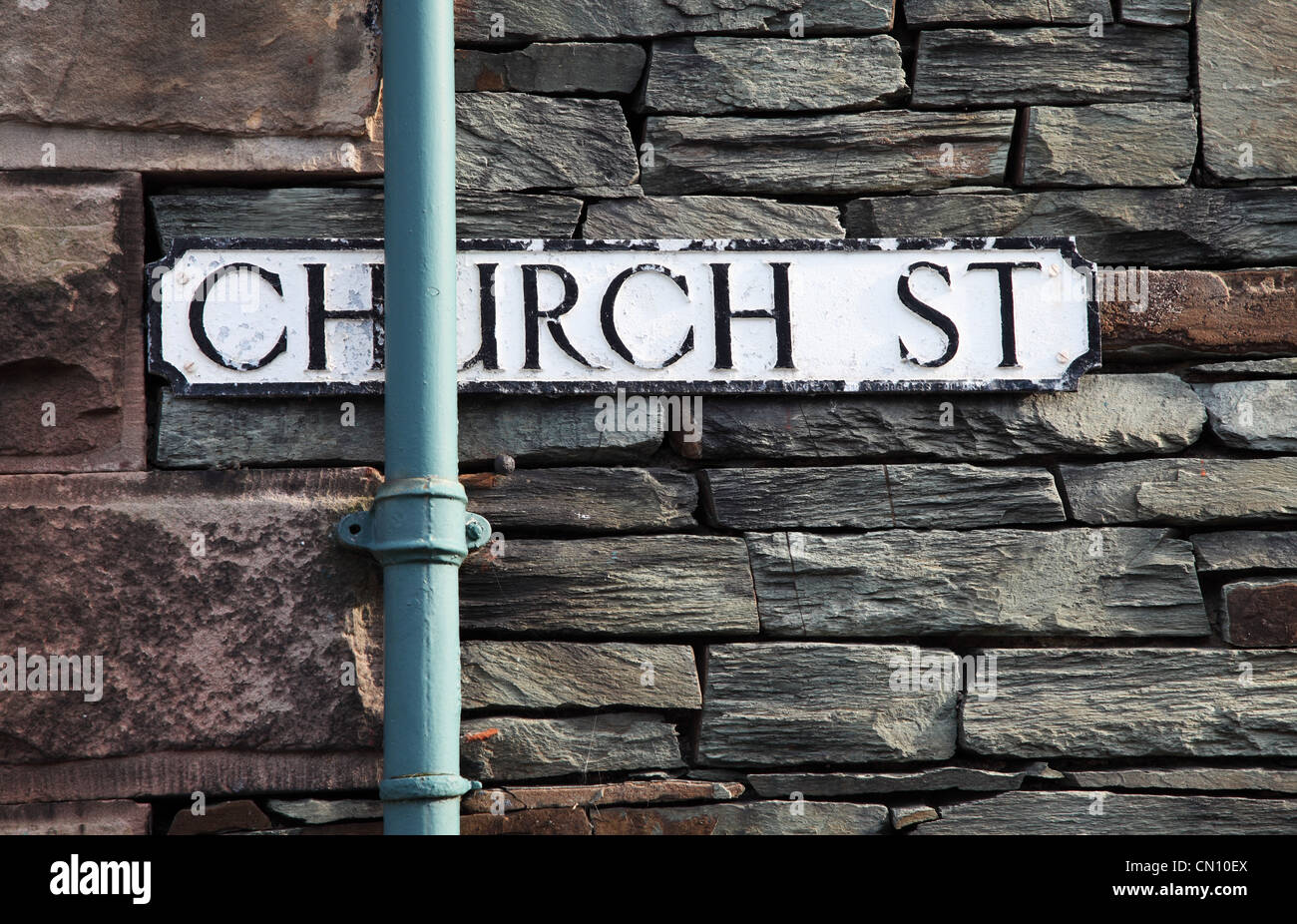 La Chiesa segno di strada oscurato dal doccione Keswick NW England Regno Unito Foto Stock