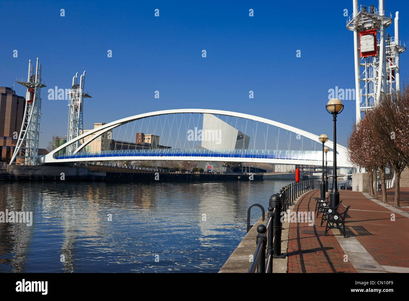 La passerella di Lowry o Millennium Footbridge di sollevamento sopra il Manchester Ship Canal a Salford Quays Foto Stock