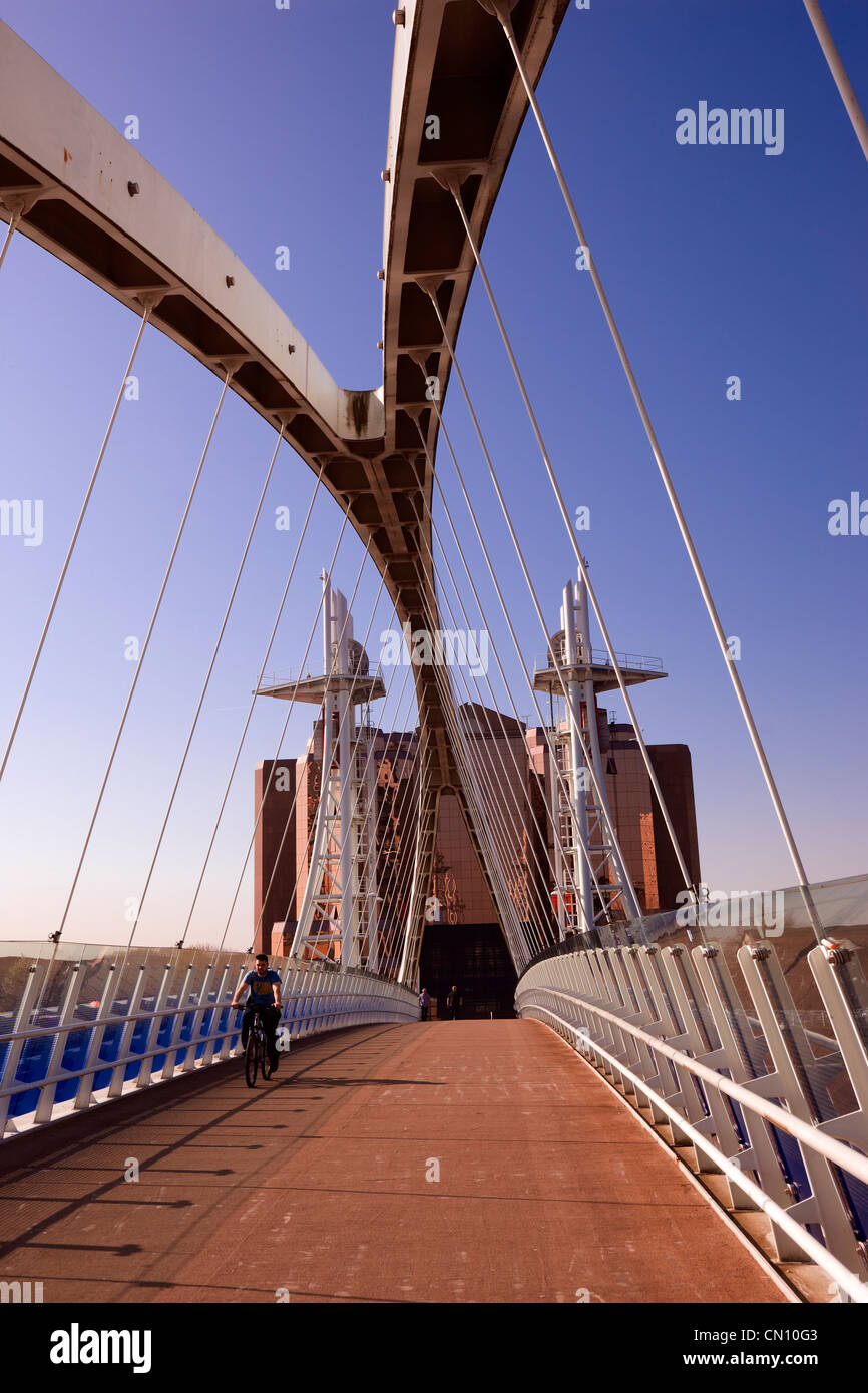 Sulla passerella di Lowry oltre il Manchester Ship Canal guardando verso il Trafford Wharf Foto Stock