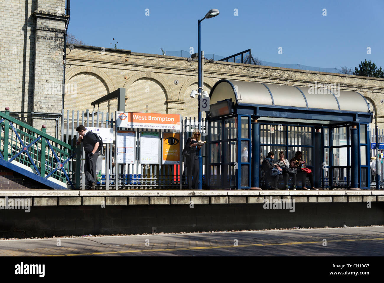Le persone e i passeggeri in attesa su una piattaforma per un treno a West Brompton Regione Sud Stazione ferroviaria London REGNO UNITO Foto Stock