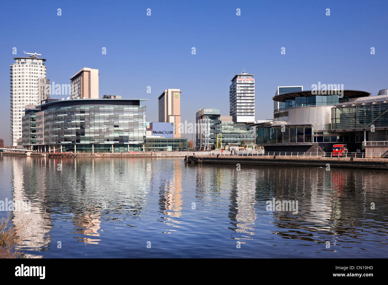 Guardando attraverso il Manchester Ship Canal a Media City UK a sinistra e le banchine al Teatro Lowry a destra. Foto Stock