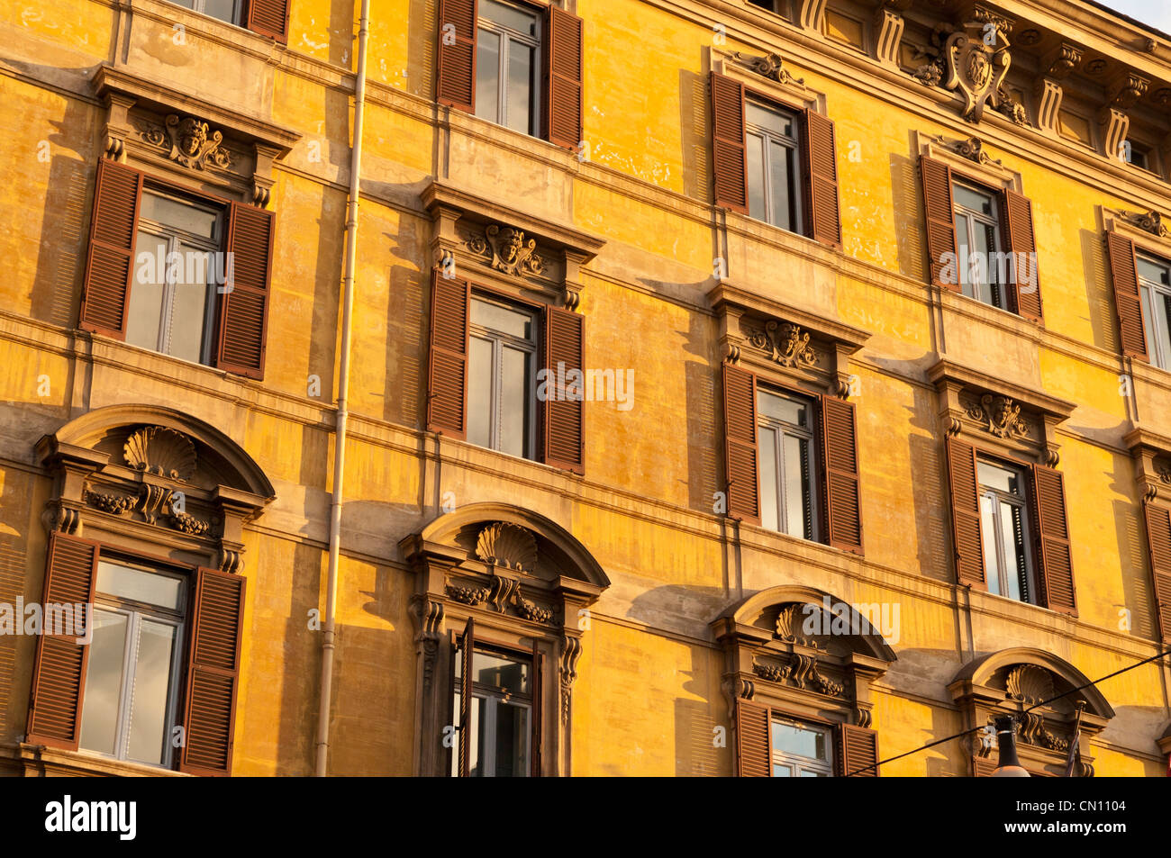 Finestre con persiane in Via Nazionale, Roma, Italia, Europa Foto Stock