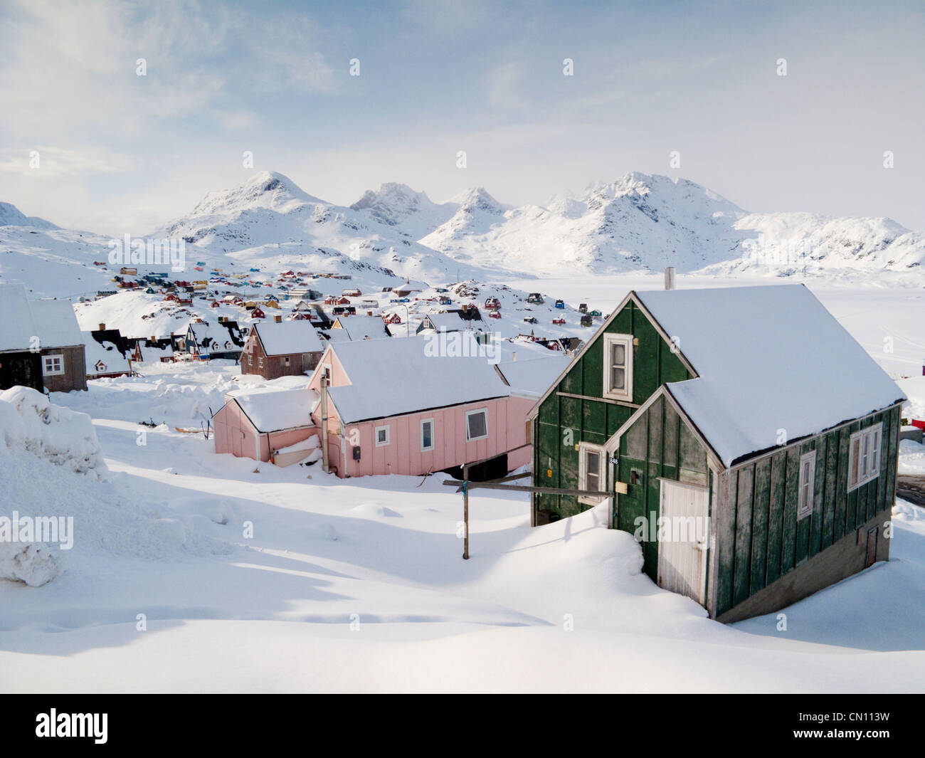 Vista sul villaggio inuit di Tasiilaq, Groenlandia, Arctic in una scena invernale Foto Stock