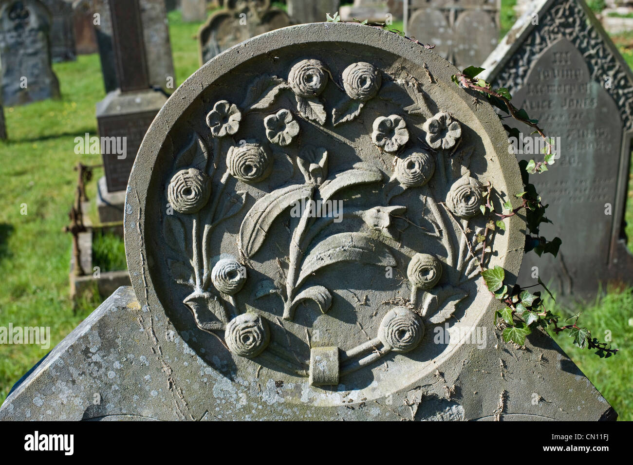 Pietra tombale con corona carving nel cimitero della Chiesa Clyro Powys Wales UK Foto Stock