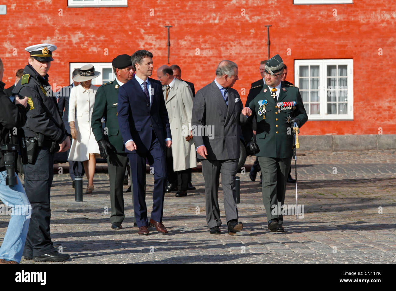 Il principe Carlo e il principe Frederik arrivando alla cittadella Kastellet in Copenhagen. Dietro la Principessa Maria e la Duchessa Camilla. Foto Stock