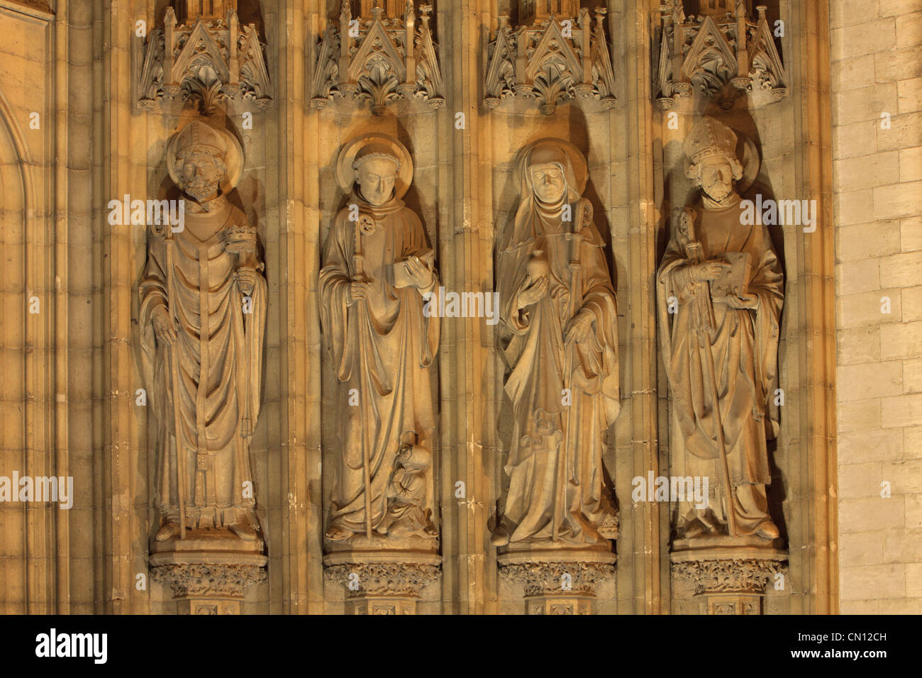 Statue di santi diversi fuori l'ingresso principale della Cattedrale di Nostra Signora di Anversa, Belgio Foto Stock